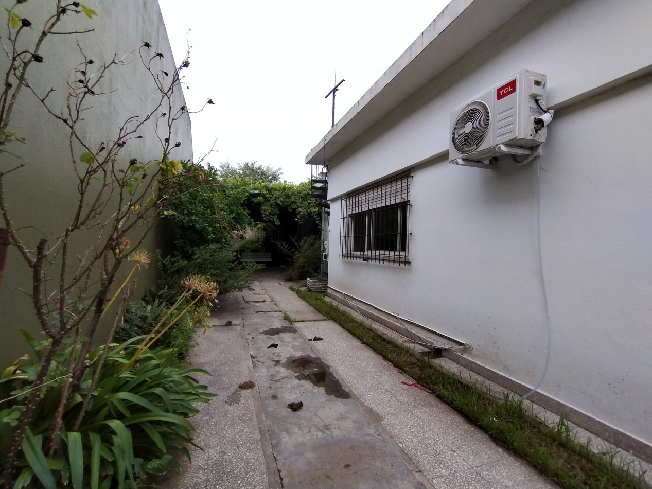 Casa en venta en Moron lote propio 10x33 (366 m²) 3 dormitorios 2 baños cochera pasante fondo libre