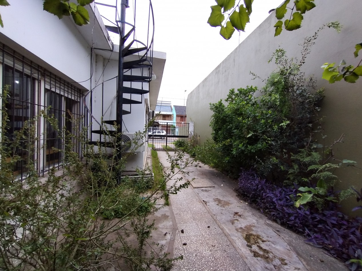 Casa en venta en Moron lote propio 10x33 (366 m²) 3 dormitorios 2 baños cochera pasante fondo libre