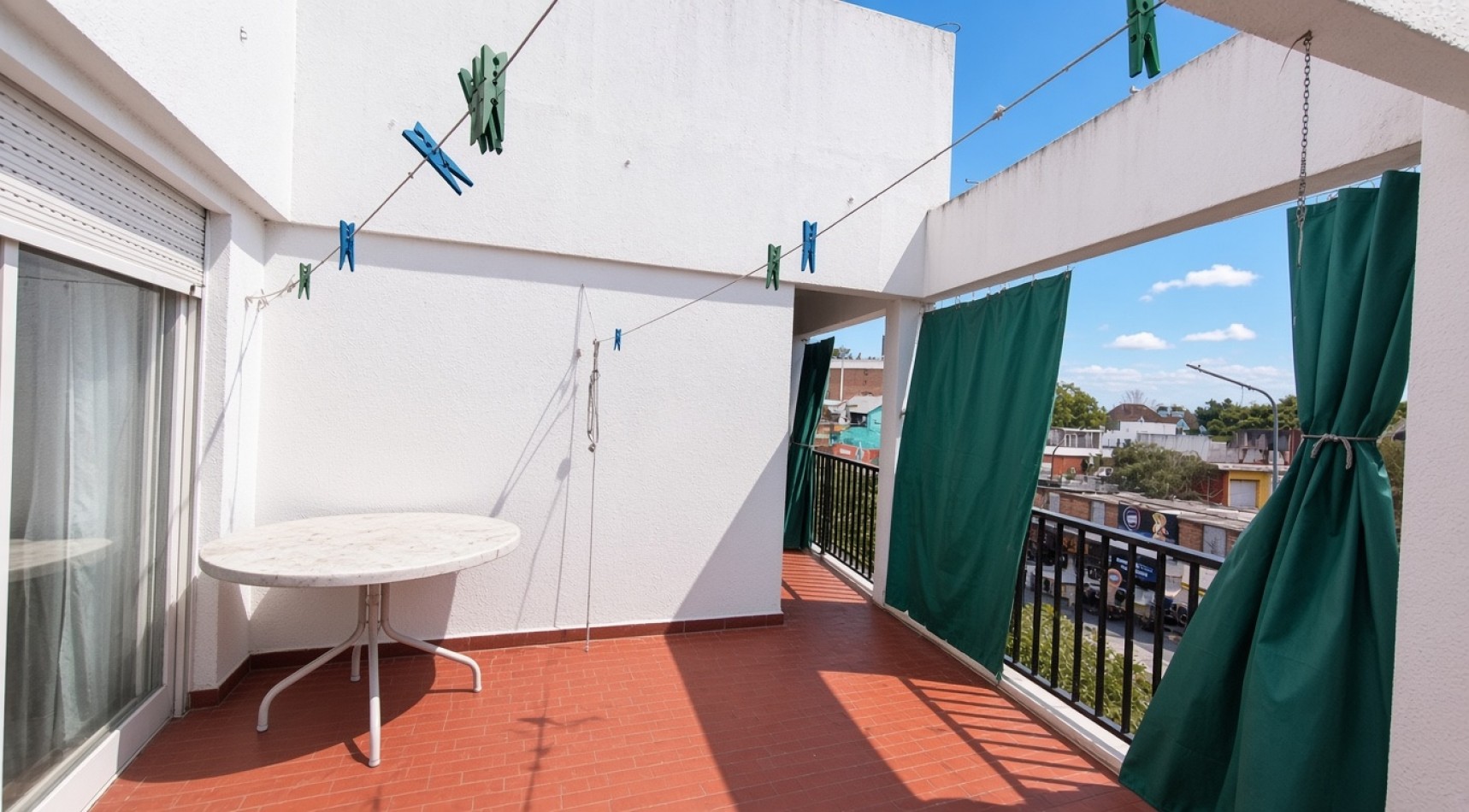Departamento 3 ambientes con terraza propia en Hurlingham - Frente a la estacion