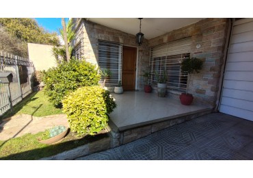 Casa en venta 5 ambientes Castelar | Piscina, garage para 3 autos